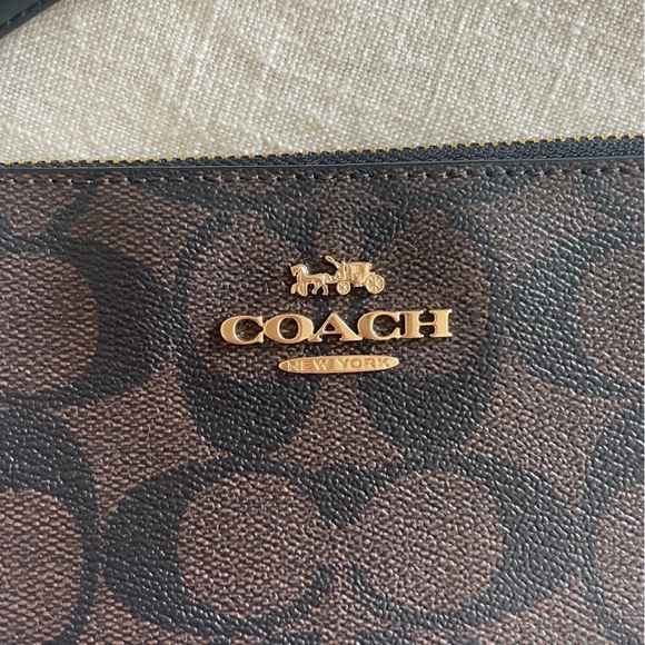 NWT COACH Wristlet! - Picture 4 of 7